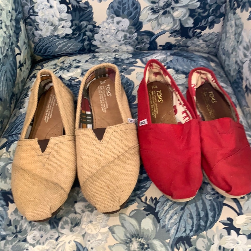 2 PAIRS of TOMS